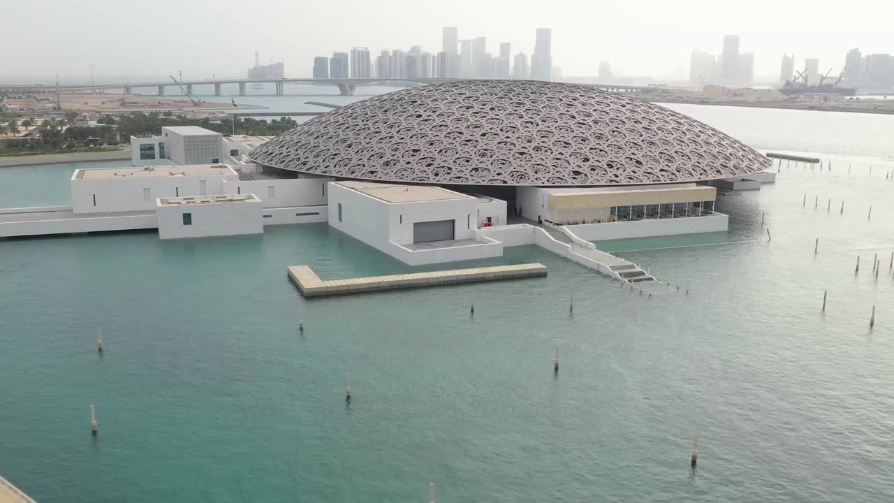 阿拉伯联合酋长国阿布扎比大都会博物馆的抽象现代建筑，无人机拍摄。视频下载