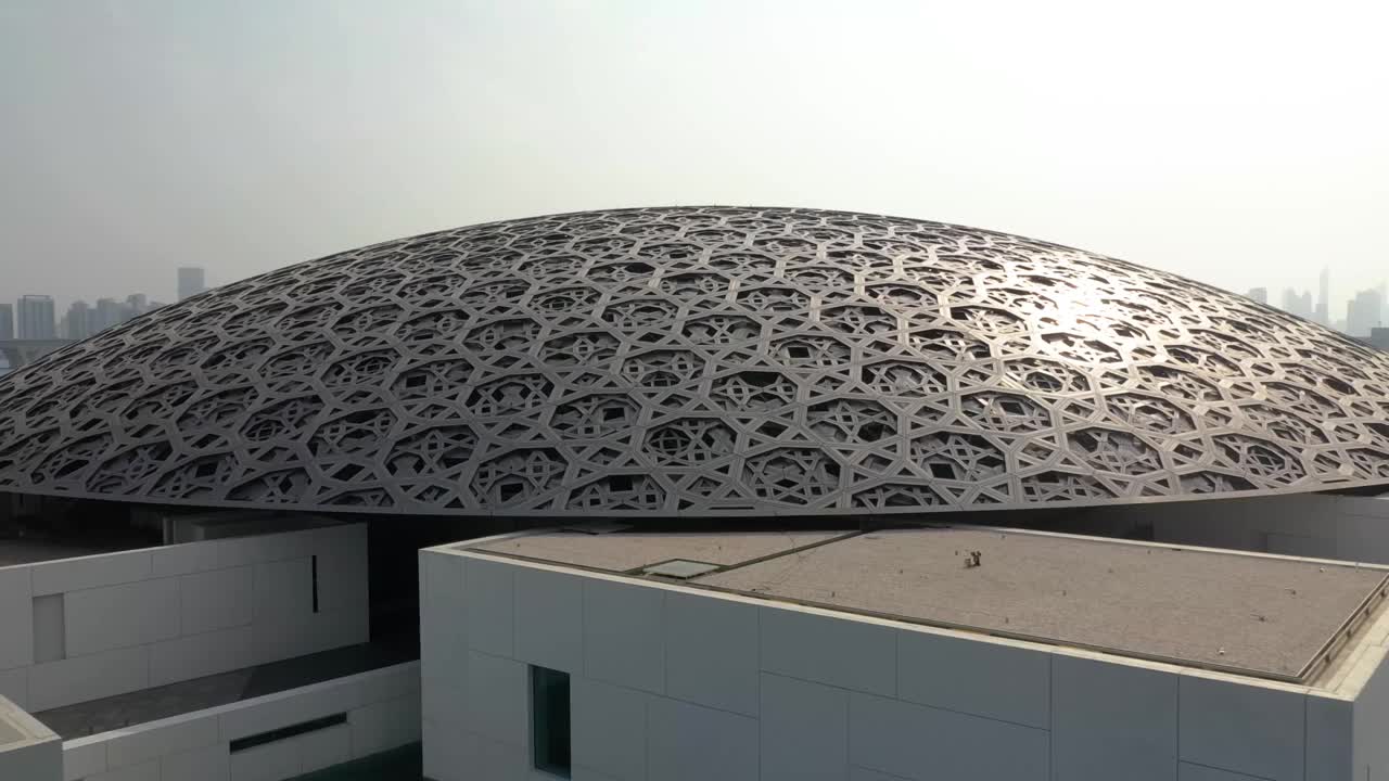 阿拉伯联合酋长国阿布扎比大都会博物馆的抽象现代建筑，无人机拍摄。视频下载