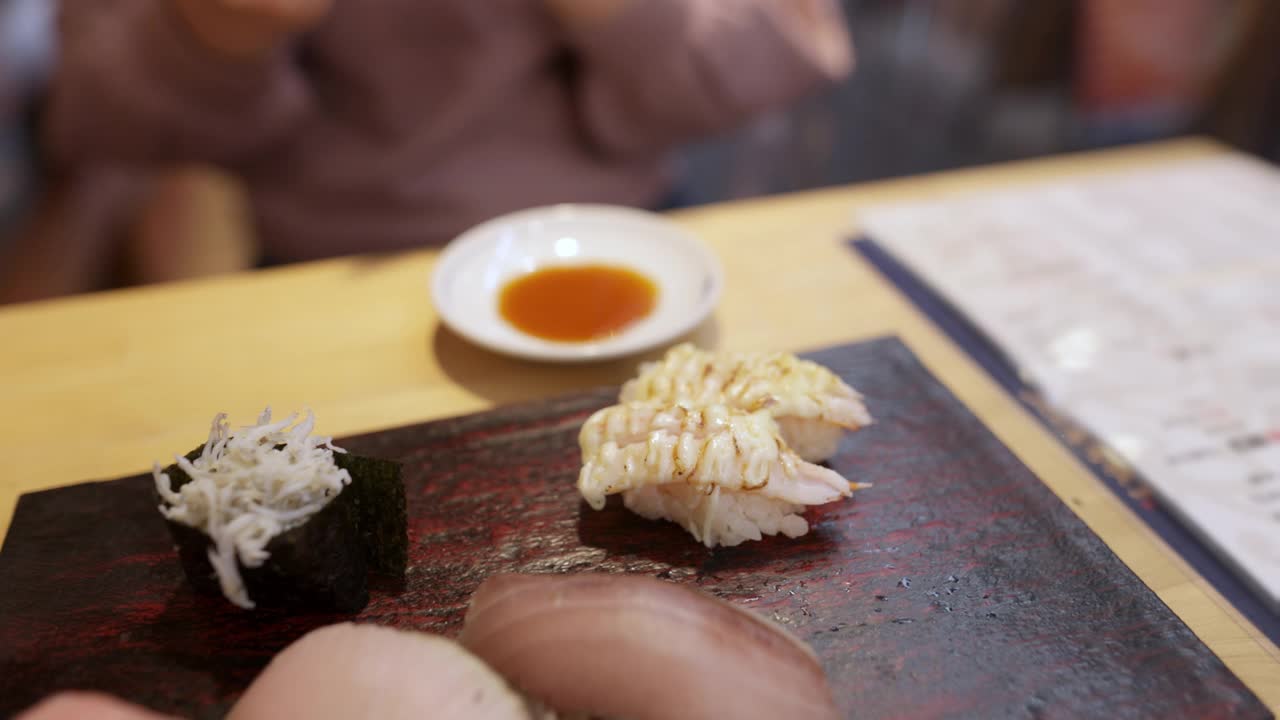 午餐在日本餐馆吃寿司的女人视频下载