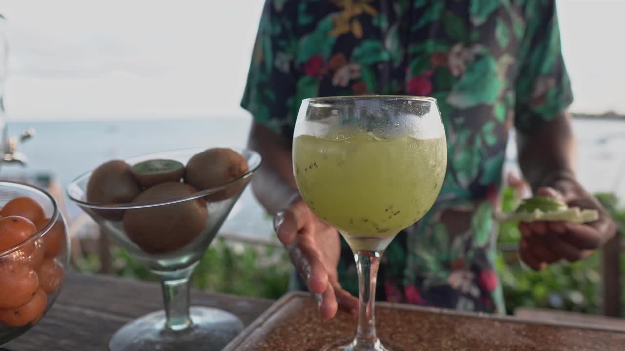 在海滩上供应热带饮料的酒保视频下载