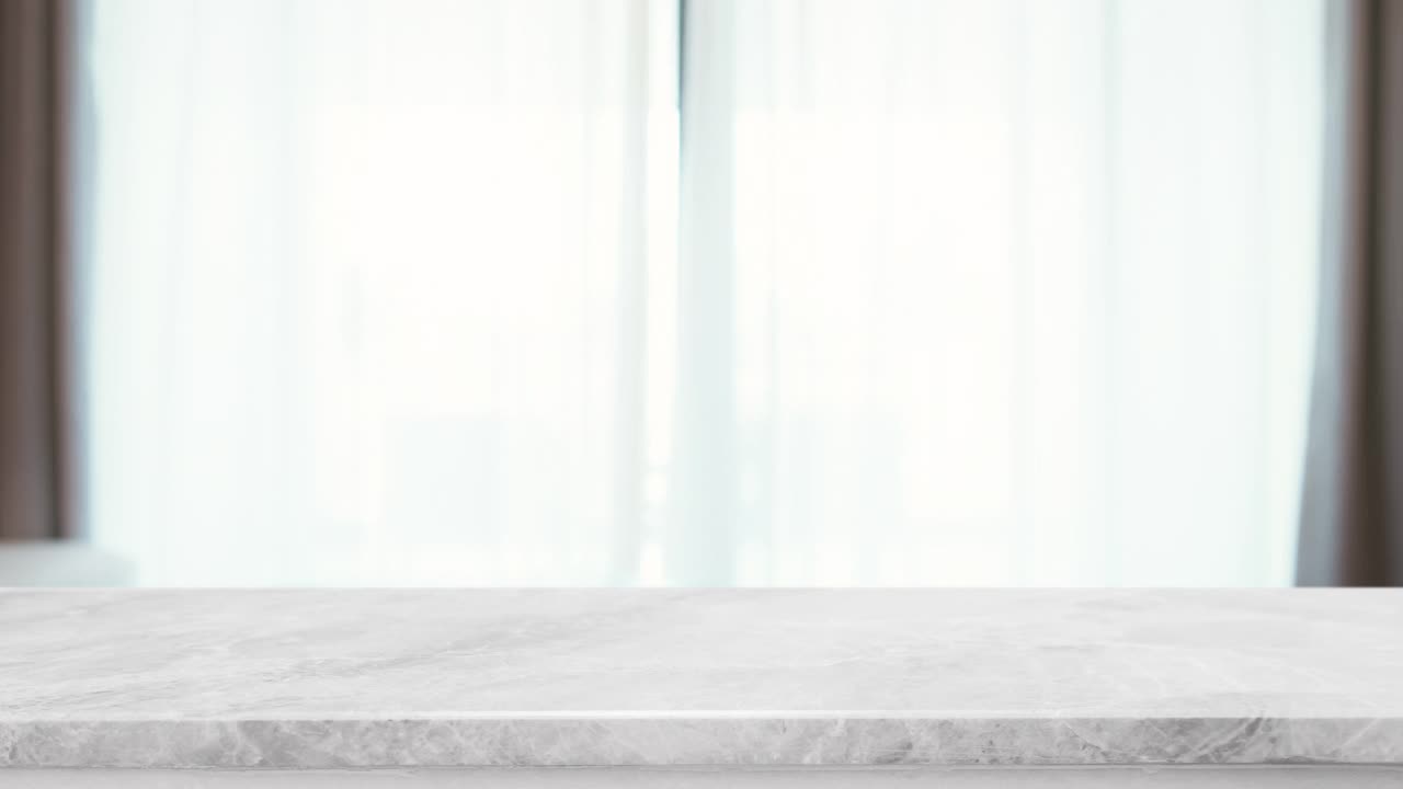 空的白色大理石石桌面和客厅的室内空间在房子的背景。视频下载