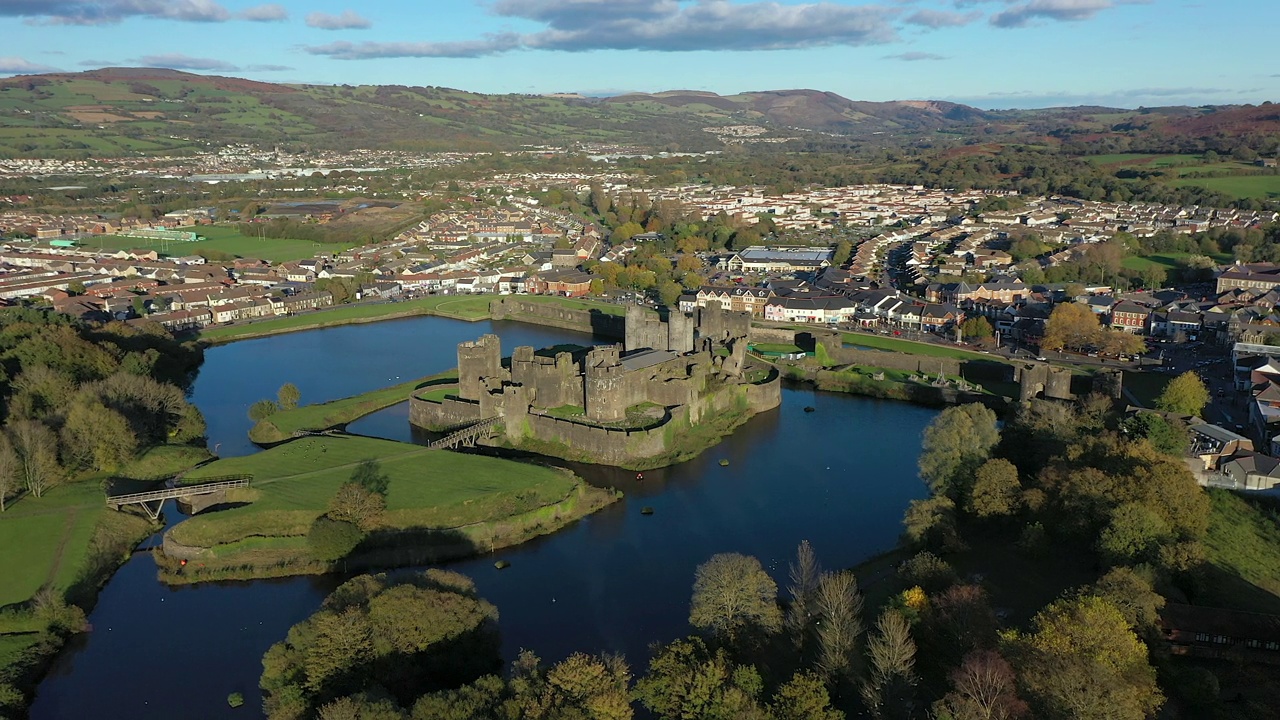 卡尔菲利城堡，中世纪城堡，统治着英国威尔士格拉摩根卡尔菲利镇的中心视频下载