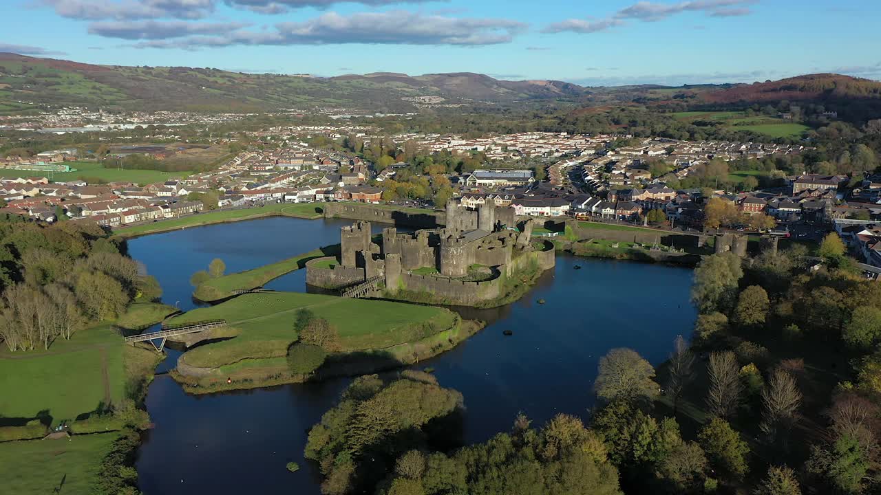 卡尔菲利城堡，中世纪城堡，统治着英国威尔士格拉摩根卡尔菲利镇的中心视频下载