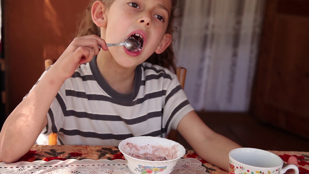 孩子吃甜点的肖像视频下载