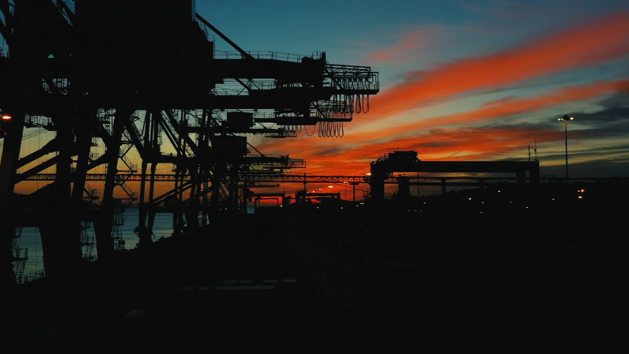 集装箱码头，位于里斯本的中心。集装箱港口提供了一个与世界主要港口连接的完整网络。视频下载