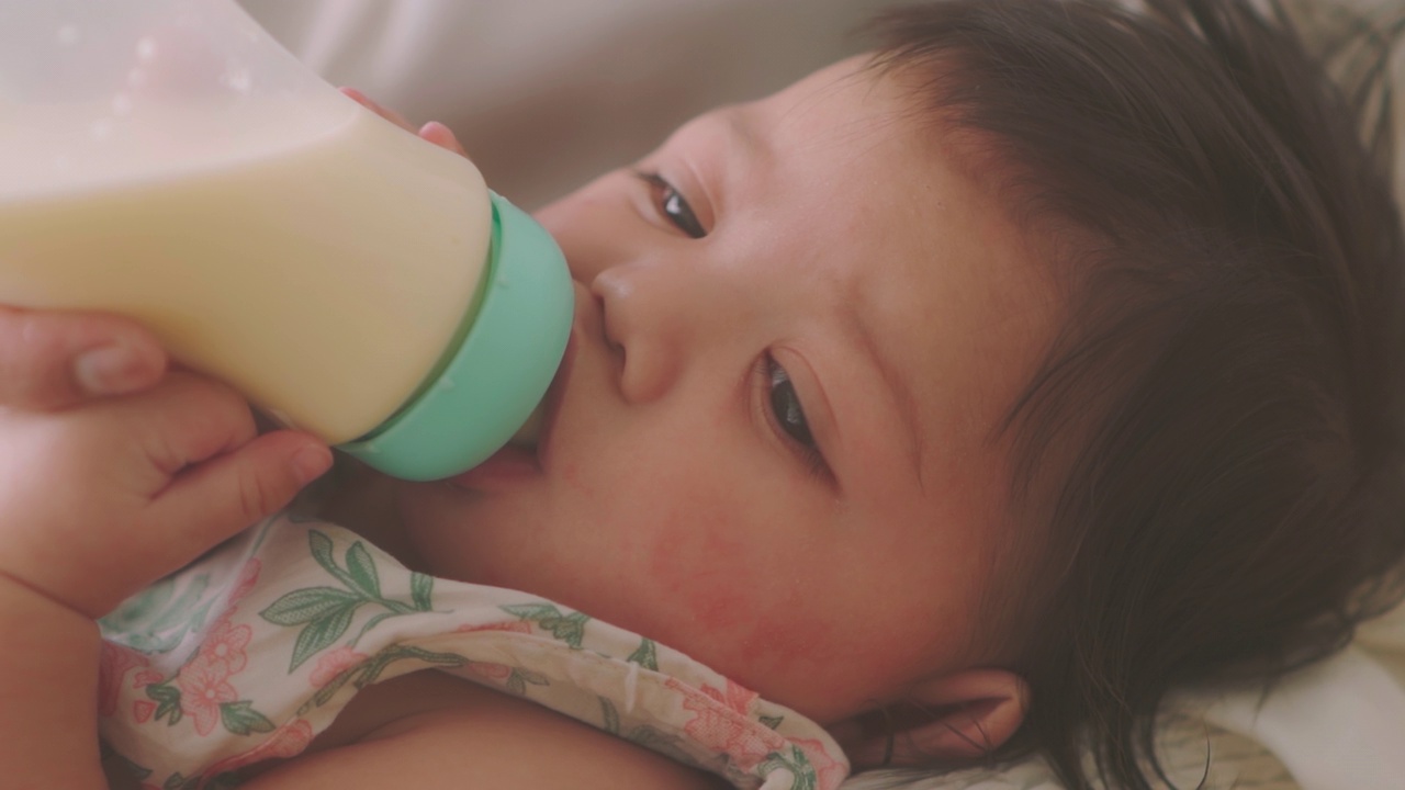 新生儿正在睡觉，在奶瓶里吃奶。视频素材