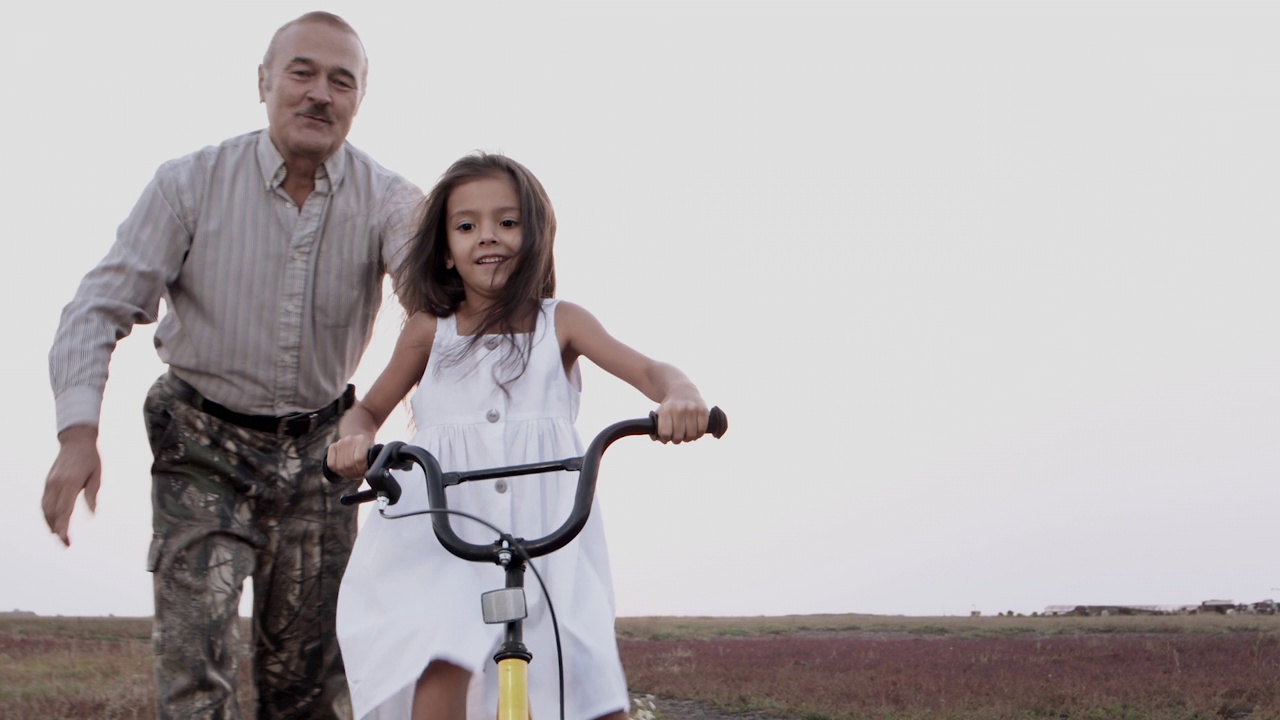 快乐爷爷支持，帮助孩子孙女在户外骑自行车视频下载