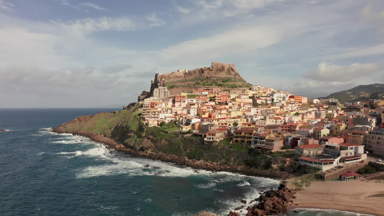 无人机拍摄的地中海沿岸美丽如画的小镇。视频下载