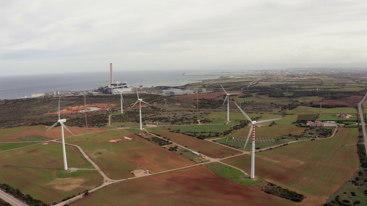 风力涡轮机的航拍。替代和可再生能源的概念。视频素材