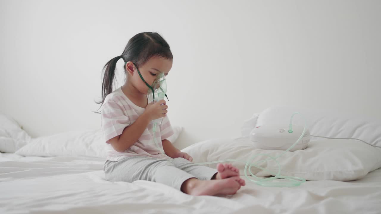 生病的小女孩用吸入器呼吸，喷雾器治疗视频下载