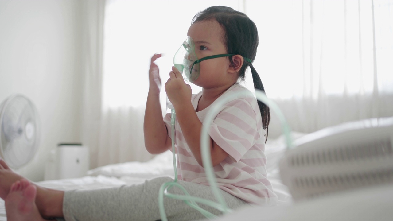 生病的小女孩用吸入器呼吸，喷雾器治疗视频下载