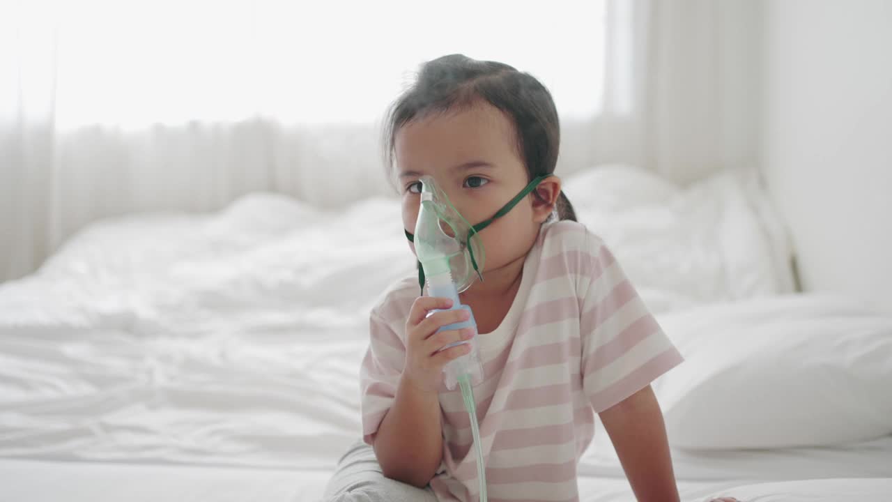 生病的女孩正在接受喷雾器治疗视频下载