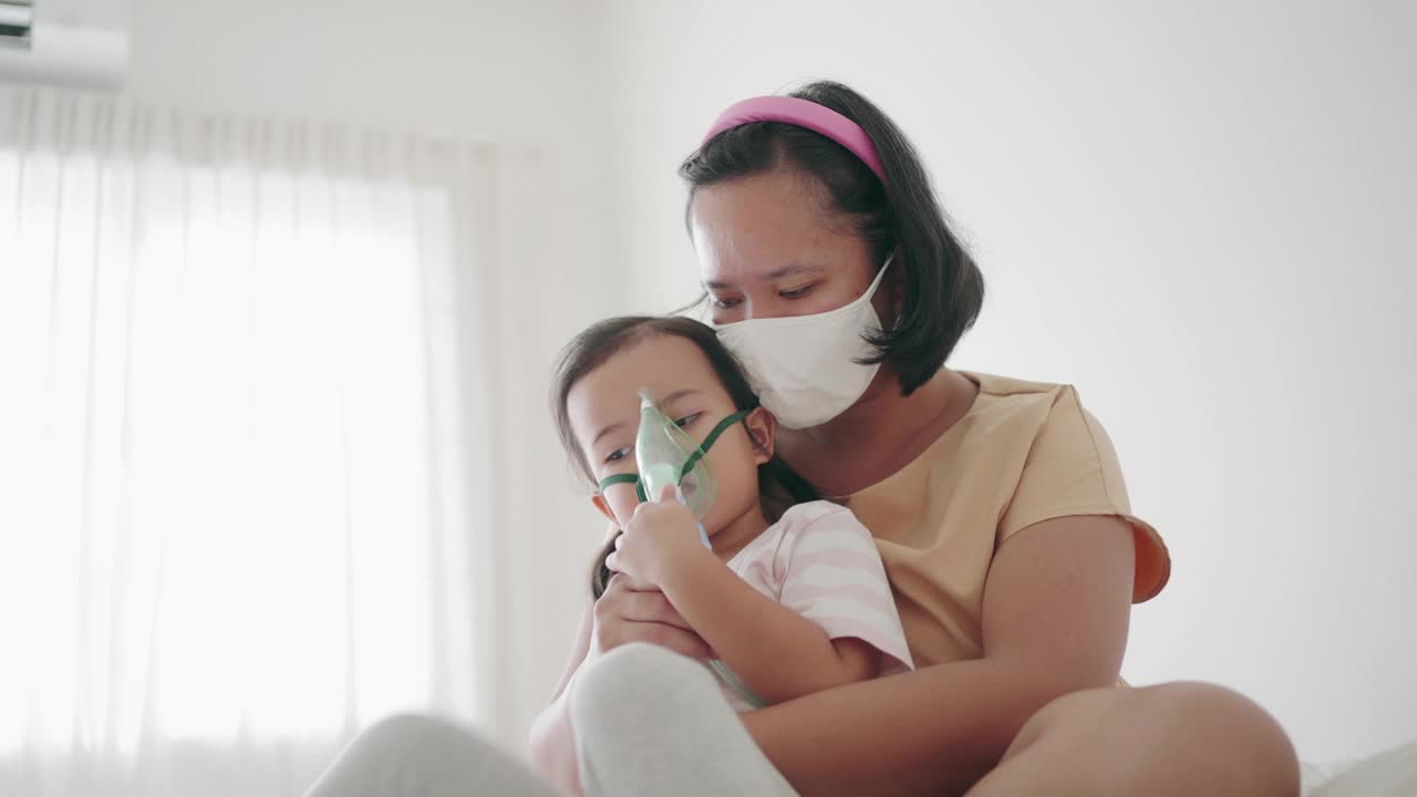 母亲用吸入器照顾女儿，喷雾器治疗视频下载