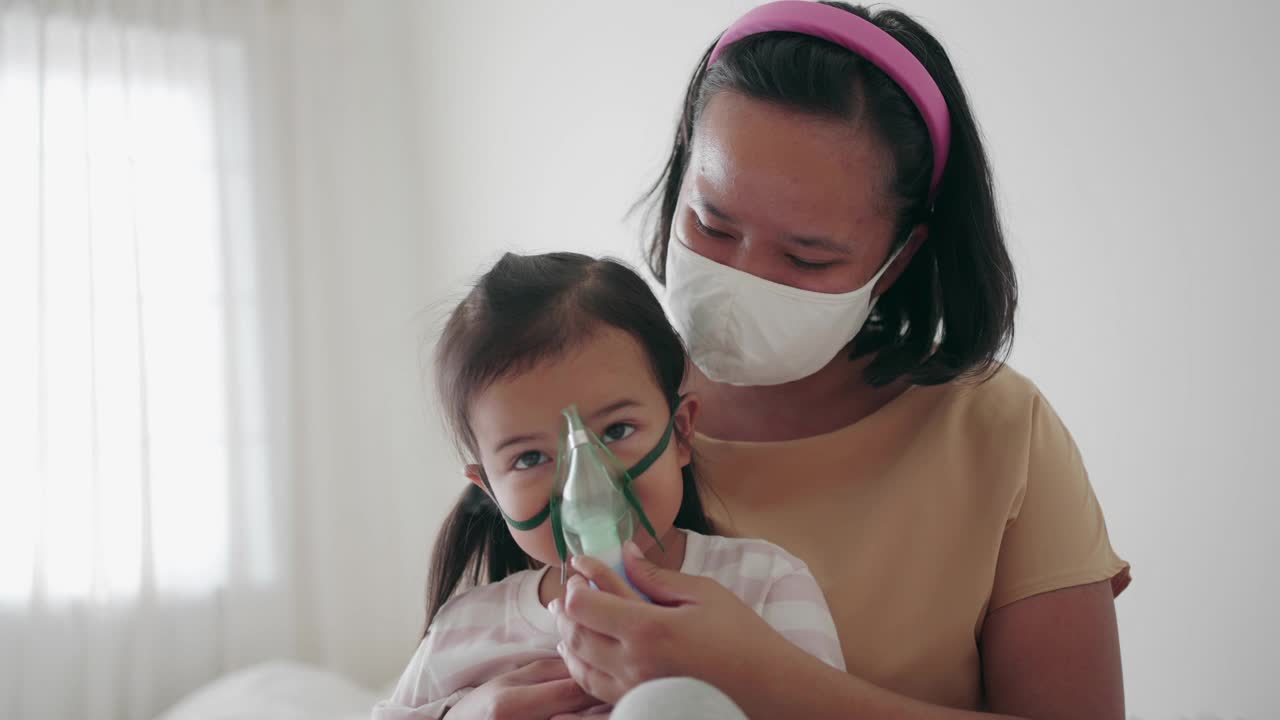 母亲用吸入器照顾女儿，喷雾器治疗视频下载