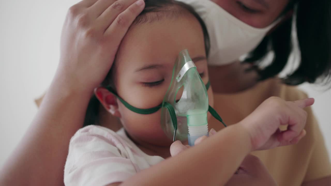 小女孩和她的妈妈用吸入器进行雾化治疗视频下载