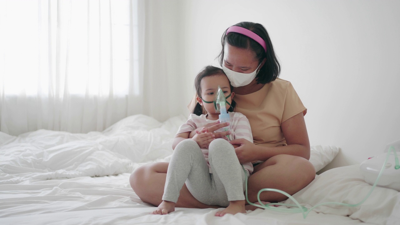 小女孩和她的妈妈用吸入器进行雾化治疗视频下载