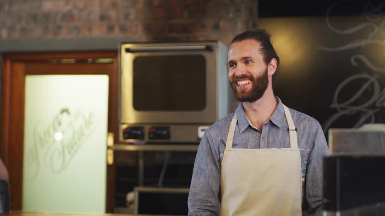 一段4k的视频，咖啡师在咖啡馆给顾客端咖啡视频素材