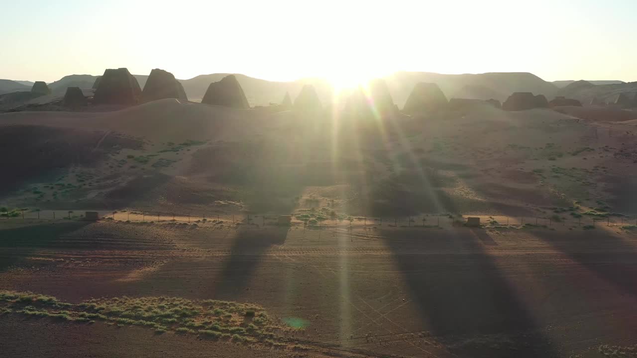在黄金时间的日落时分，无人机拍摄的麦罗伊金字塔——苏丹，北非视频下载