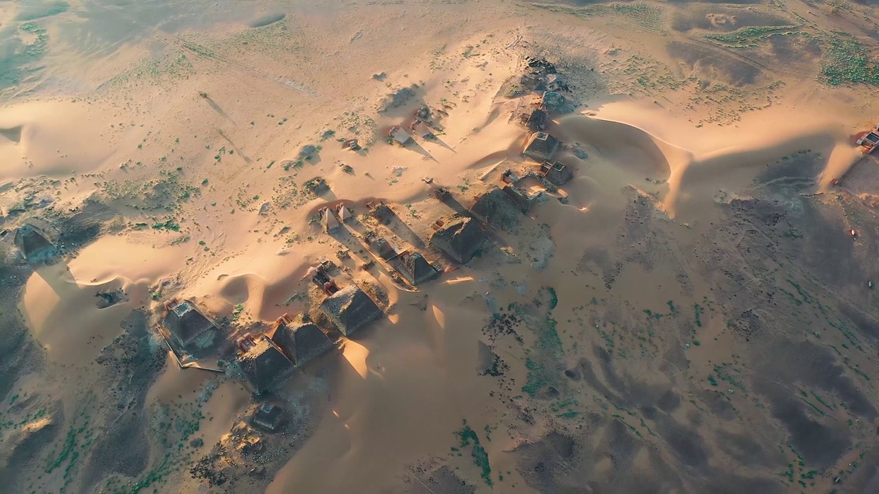 在黄金时间的日落时分，无人机拍摄的麦罗伊金字塔——苏丹，北非视频下载