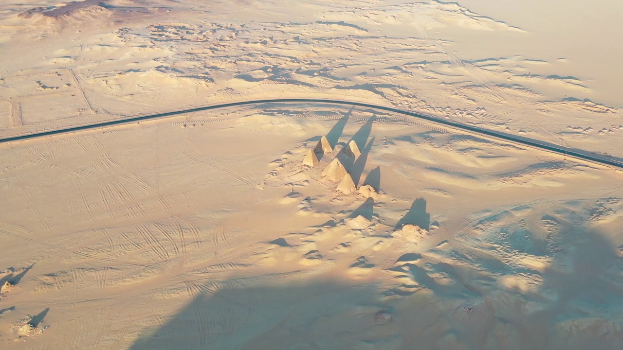 在黄金时间的日落时分，无人机拍摄的杰贝尔·巴尔卡尔金字塔——苏丹，北非视频下载