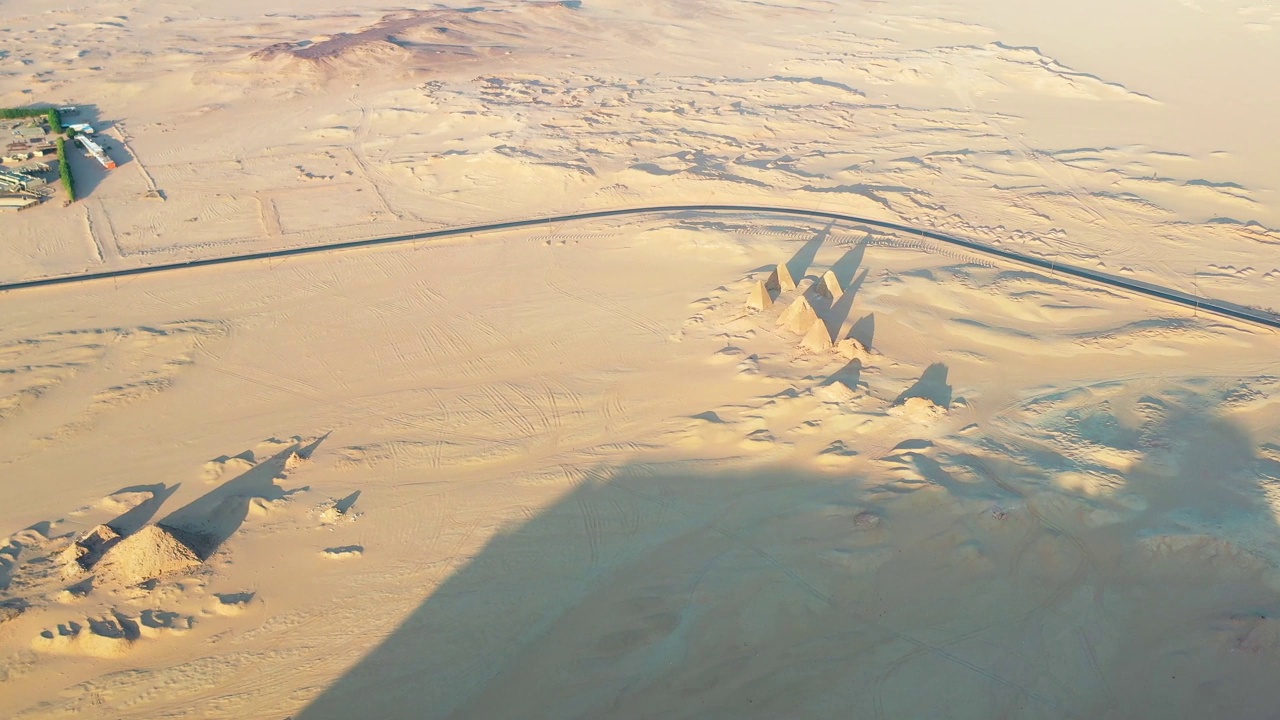 在黄金时间的日落时分，无人机拍摄的杰贝尔·巴尔卡尔金字塔——苏丹，北非视频下载