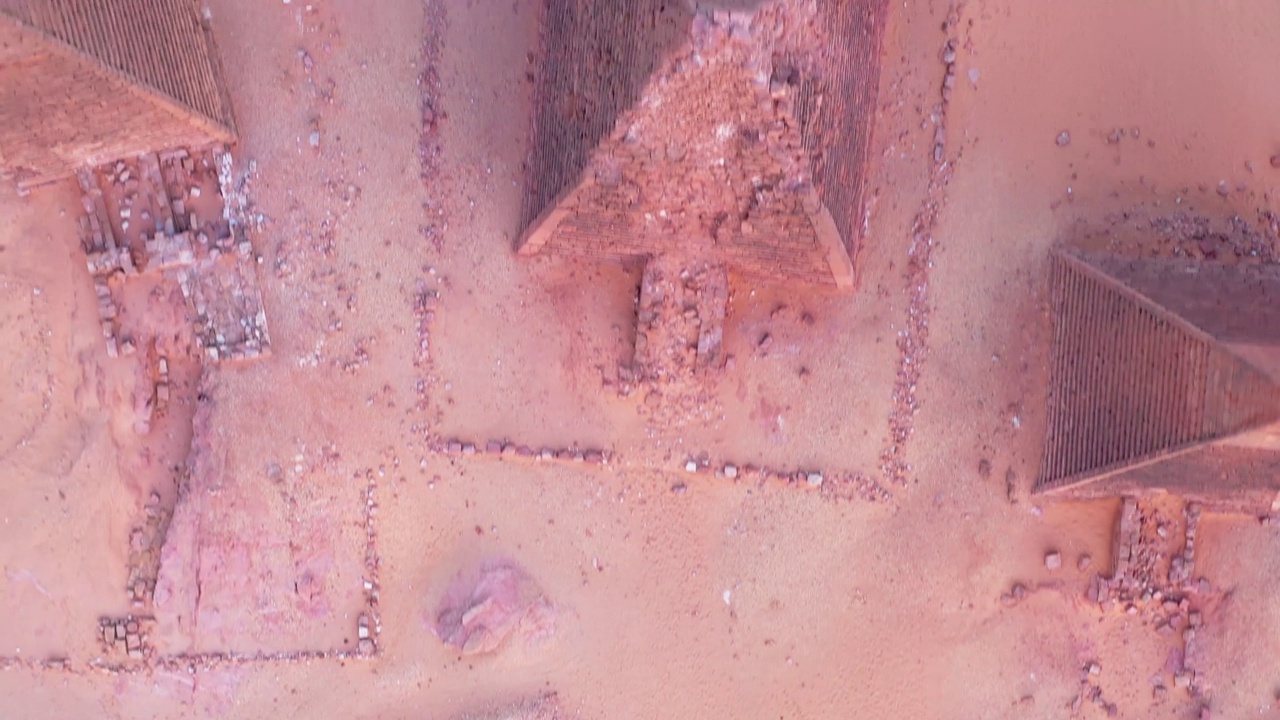 在黄昏时分，无人机拍摄的杰贝尔·巴尔卡尔金字塔——苏丹，北非视频素材