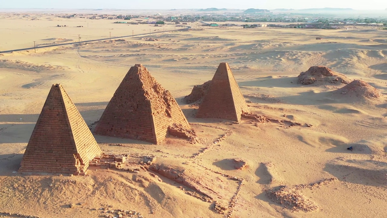 在黄金时间的日落时分，无人机拍摄的杰贝尔·巴尔卡尔金字塔——苏丹，北非视频素材