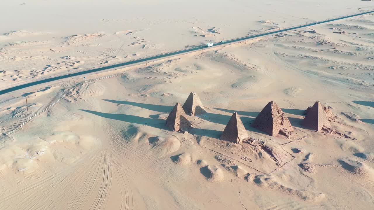 在黄金时间的日落时分，无人机拍摄的杰贝尔·巴尔卡尔金字塔——苏丹，北非视频素材