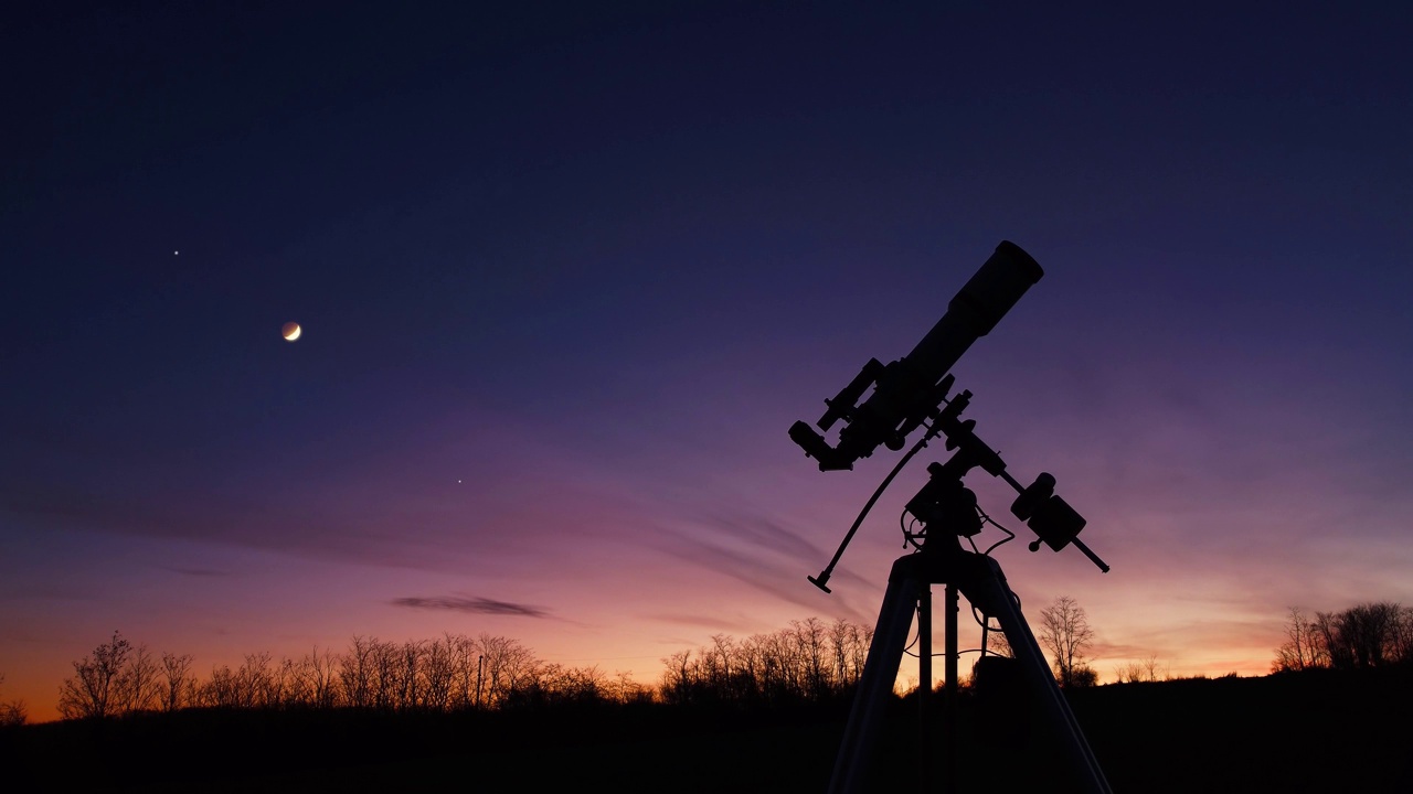 望远镜的剪影，用于观测太空和天文物体。视频素材
