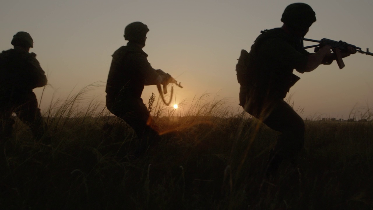 武装狙击手在战场上奔跑和瞄准敌人的战斗训练。视频素材