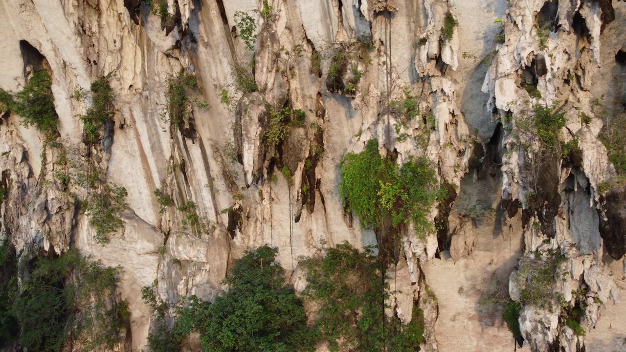 空中和平移侧面的石灰石小山。马来西亚怡保。视频下载