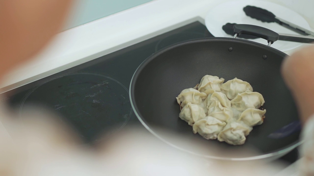 近距离的中国奶奶准备煮蒸汽中国饺子在烹饪锅在itchen视频下载