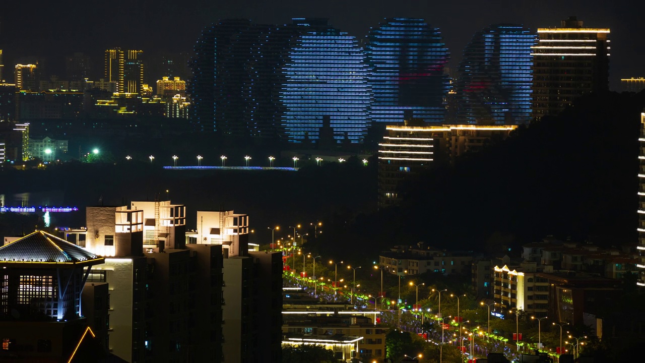 夜晚的时间照明三亚著名的9树酒店交通街道屋顶全景4k海南岛中国视频素材