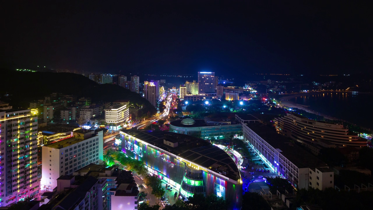 夜景照明三亚著名的大东海海滨小镇屋顶全景，4k时间推移海南岛中国视频素材