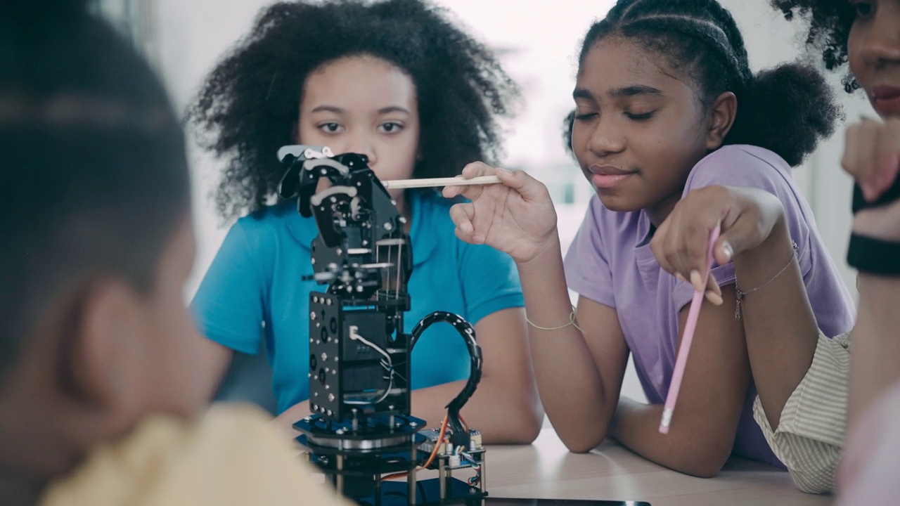 机器人课，机器人手臂作为学校的科学项目。视频素材