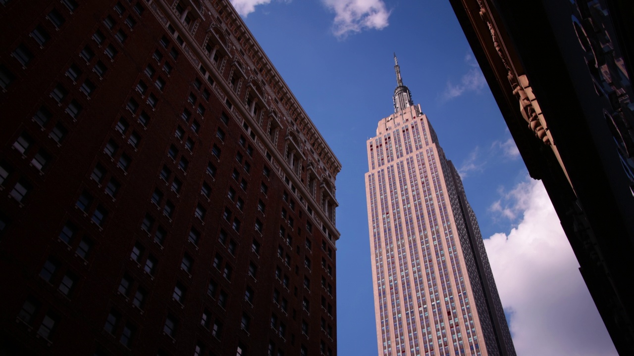 帝国大厦阳光明媚，天气晴朗，距离纽约有4k的时间间隔视频下载