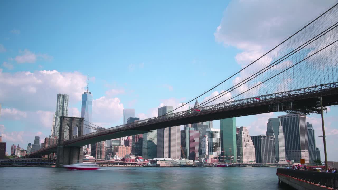 从纽约通过布鲁克林大桥俯瞰曼哈顿，时间间隔4k视频素材
