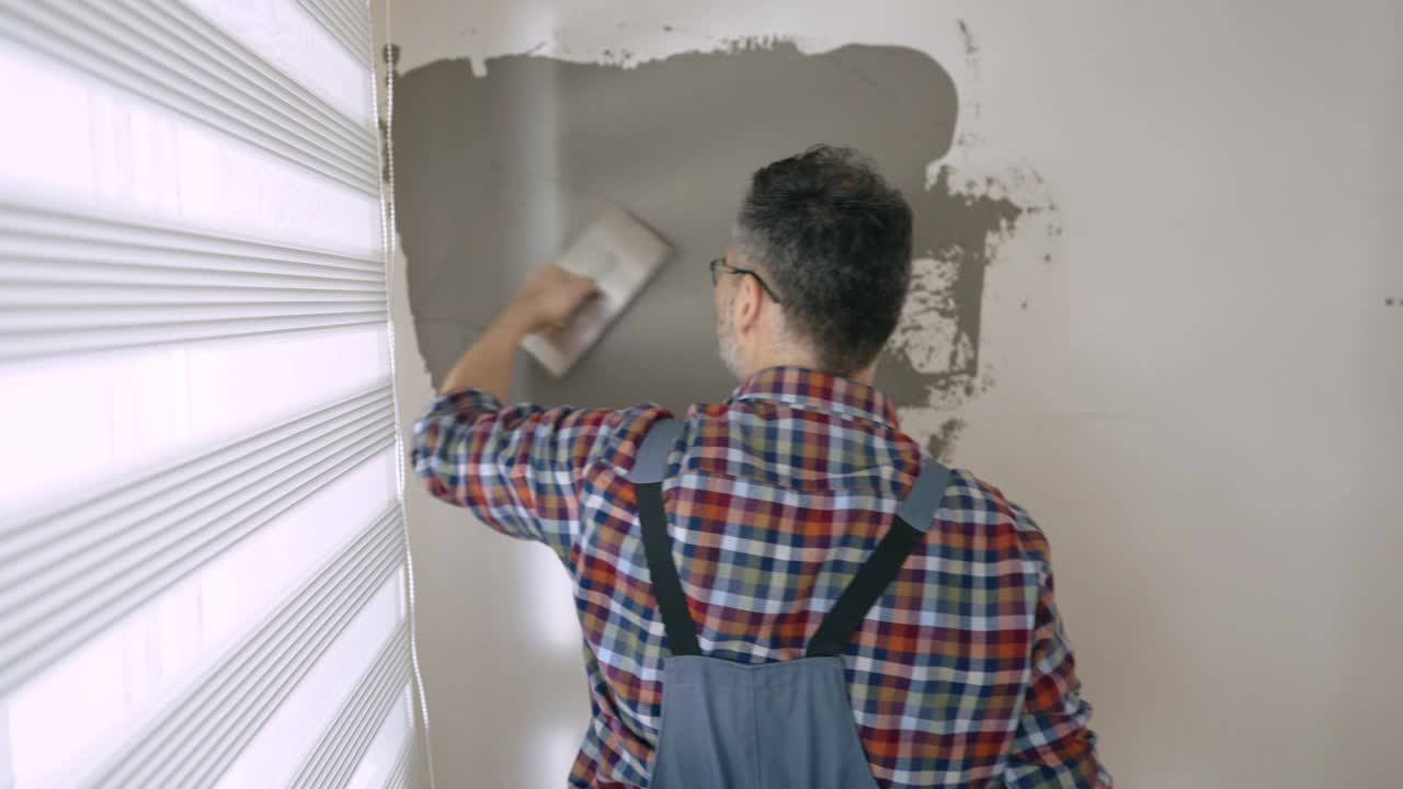 建筑工人用混凝土抹平墙面视频素材