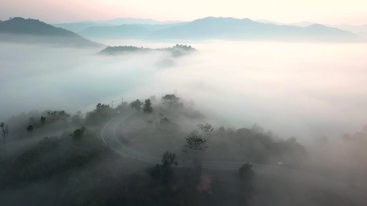 鸟瞰图，美丽的山路弯曲视频素材