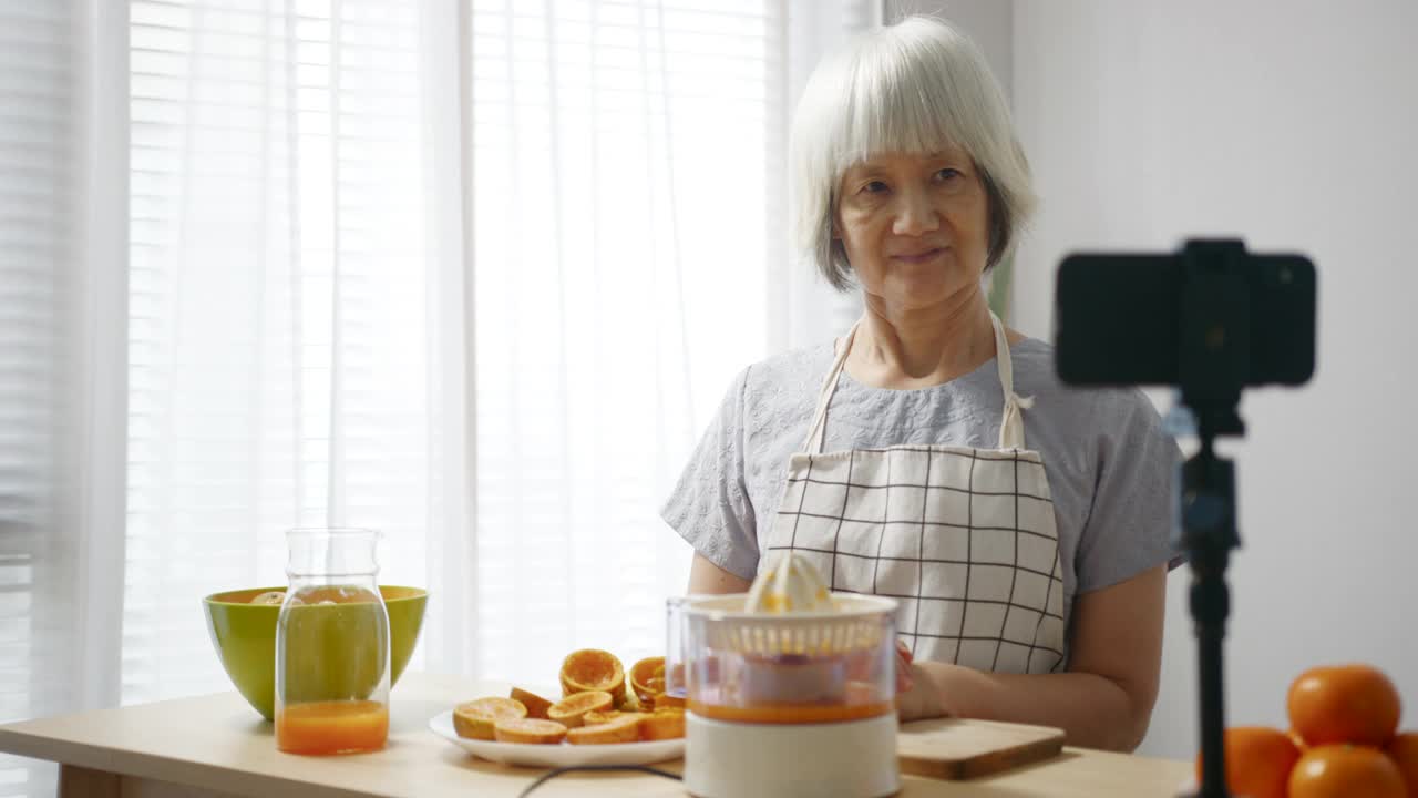 老年妇女现场表演制作健康饮料，橙汁视频下载