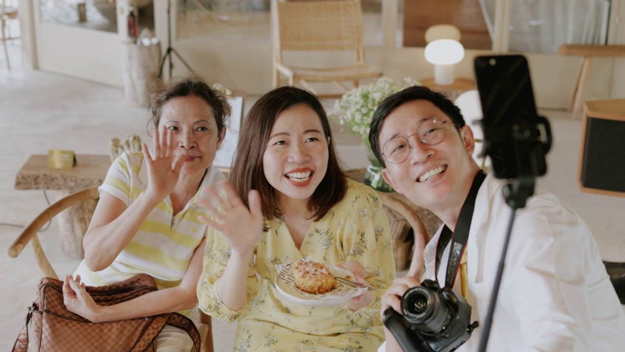 亚洲家庭直播，享受周末旅行，建议咖啡馆和推荐甜点。视频素材