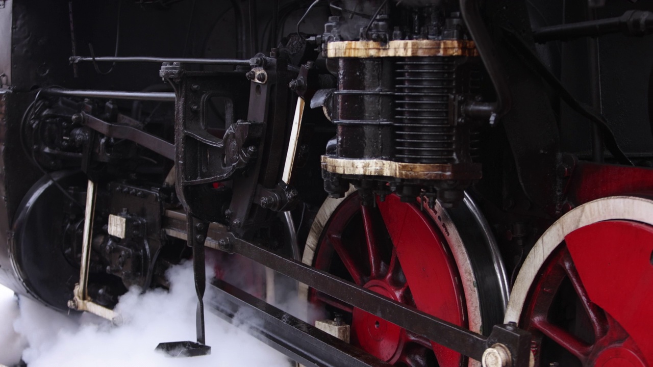 老式车轮和蒸汽机部件的特写镜头。苏联机车站视频下载