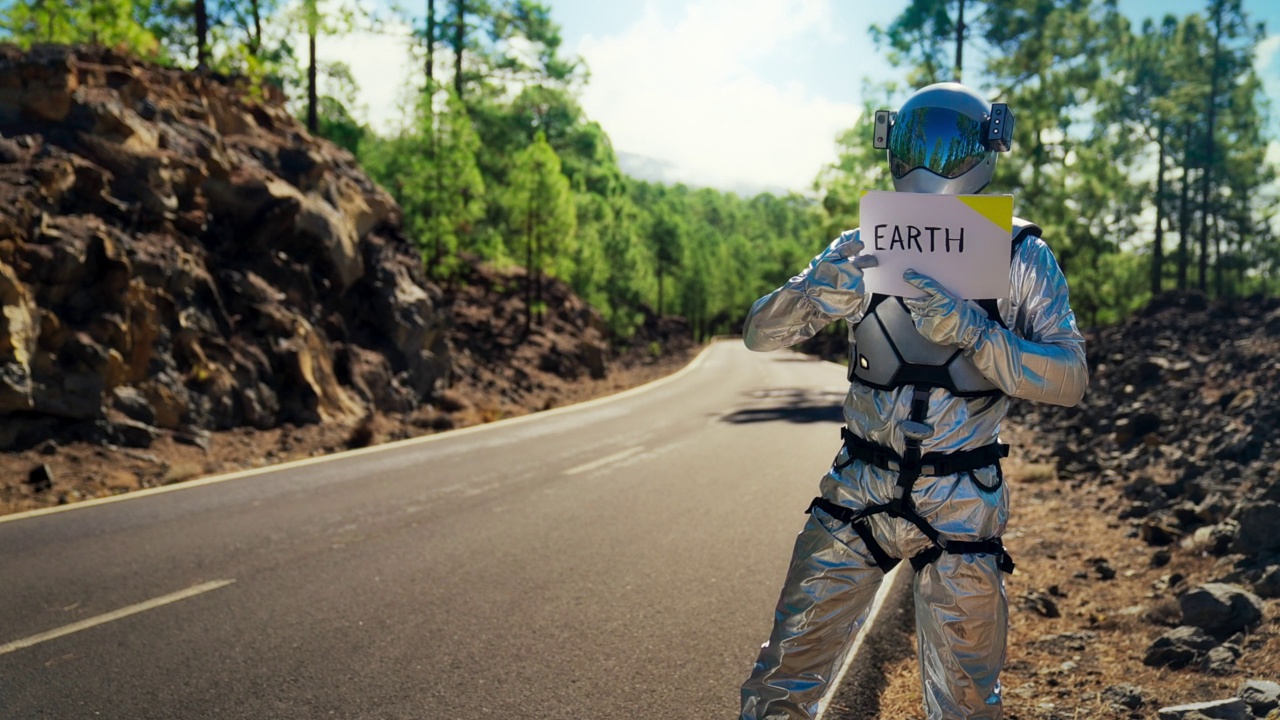 宇航员正在寻找返回地球的机会。在山路上搭便车视频下载
