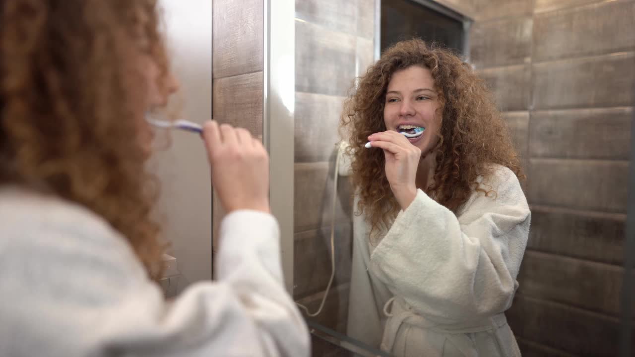 年轻女子在浴室里刷牙视频下载
