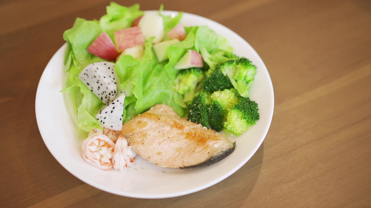 健康食品的概念，在素食咖啡馆吃素食午餐视频素材