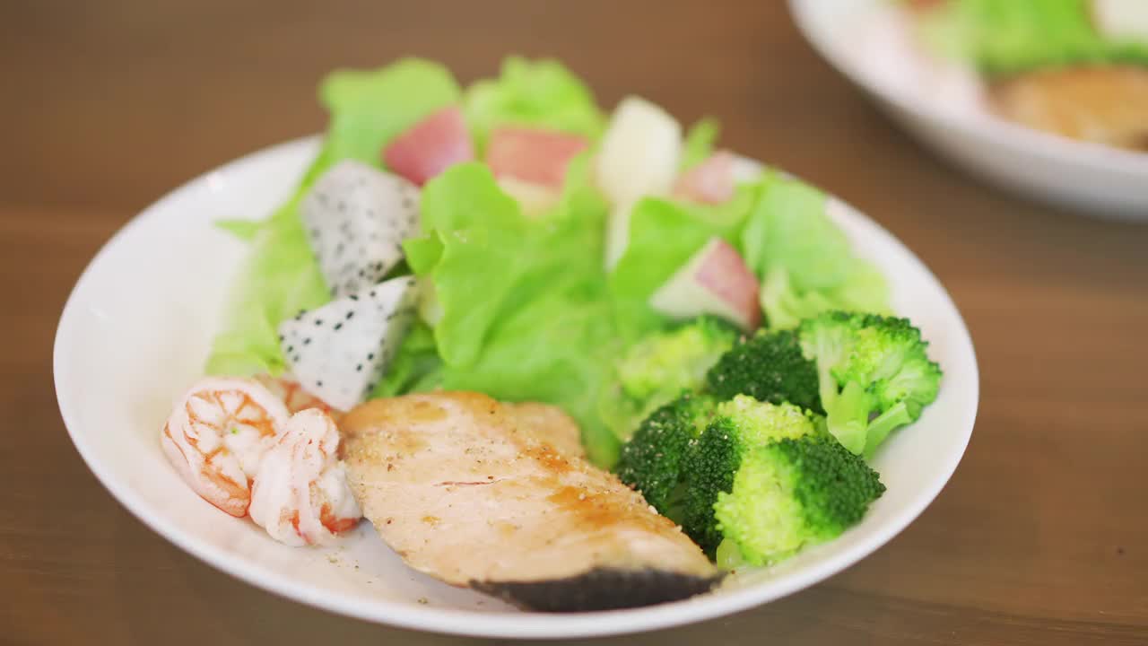 健康食品的概念，在素食咖啡馆吃素食午餐视频素材