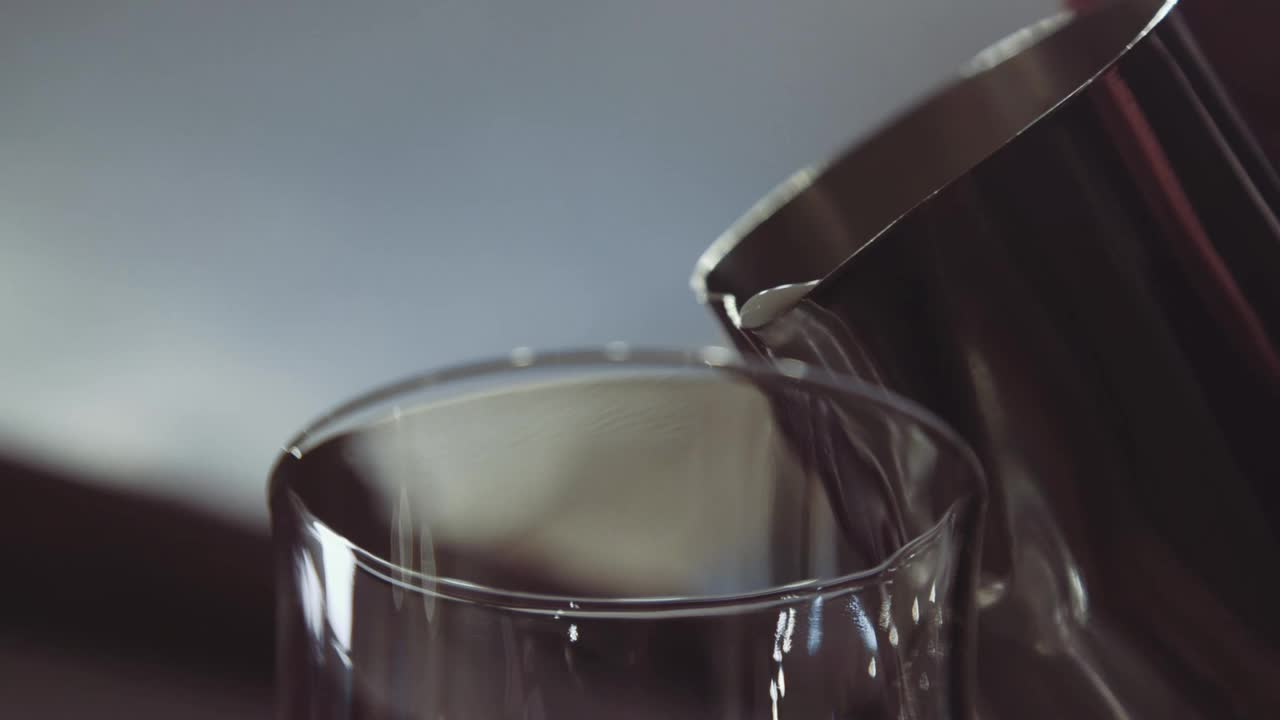 酒保把牛奶倒进杯子里，制作咖啡饮料视频素材