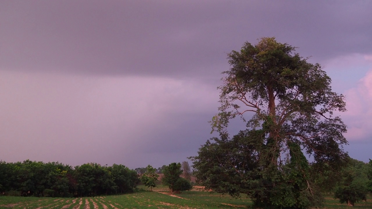 日落的天空和暴风雨的云与乡村的景象视频素材