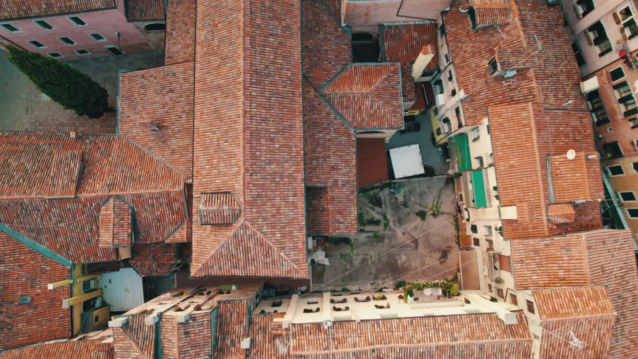 意大利，空中俯瞰威尼斯的历史建筑和钟楼视频下载