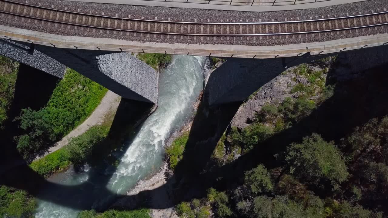 飞越瑞士格劳宾登著名的兰德瓦瑟高架桥。视频素材